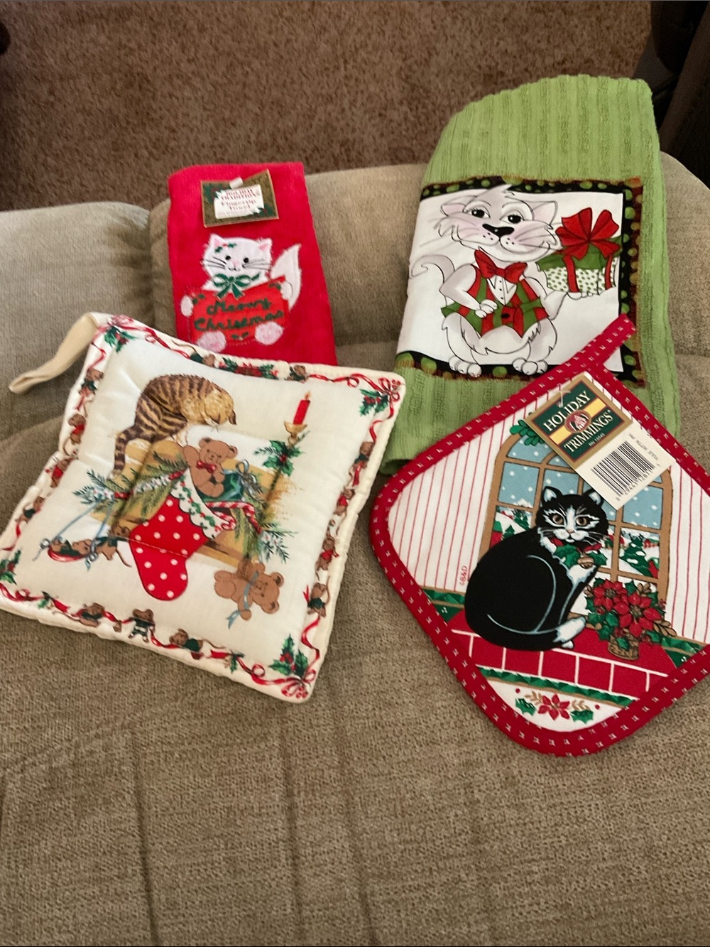 Cute Kitty Cat Christmas Towel, hot pads and Fingertip Towel Assortment (4) NWT